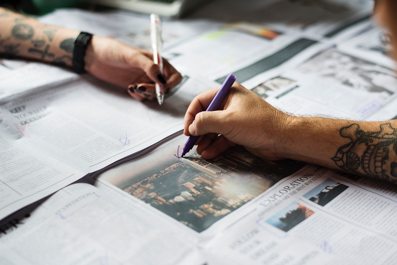 Quotidiani e appunti sulla scrivania della redazione