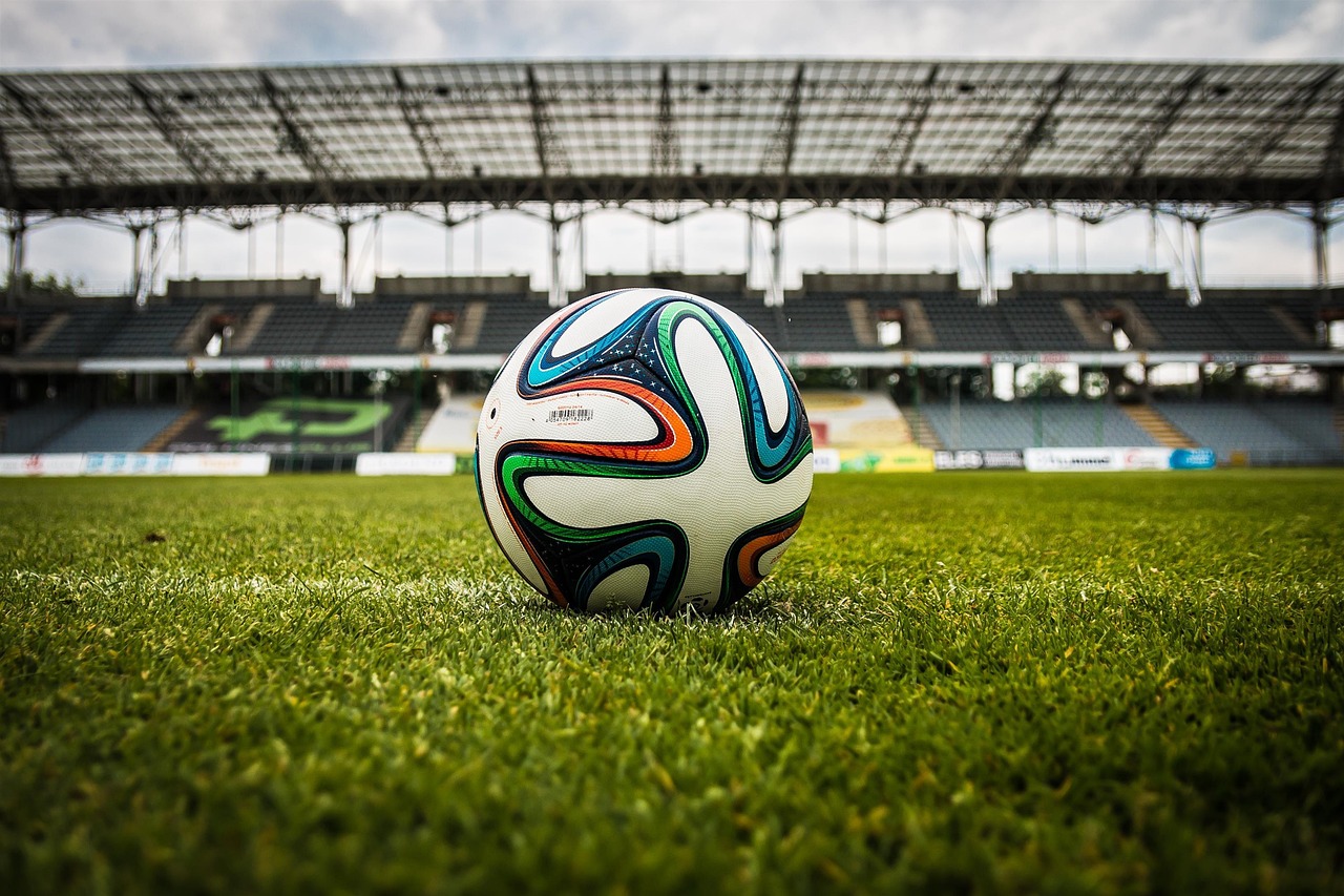 Pallone da calcio sul prato di uno stadio